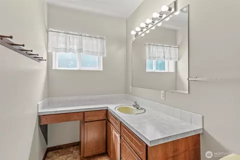Bath - 10 View Point Ter, Longview, WA 98632 photo 3 of 3