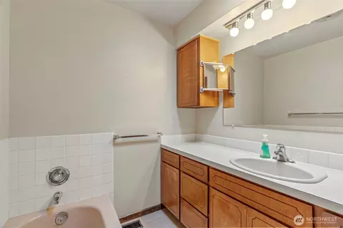 Bath - 10 View Point Ter, Longview, WA 98632 photo 1 of 3