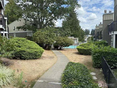 Exterior - 820 E Cady Rd #E304, Everett, WA 98203 photo 3 of 5