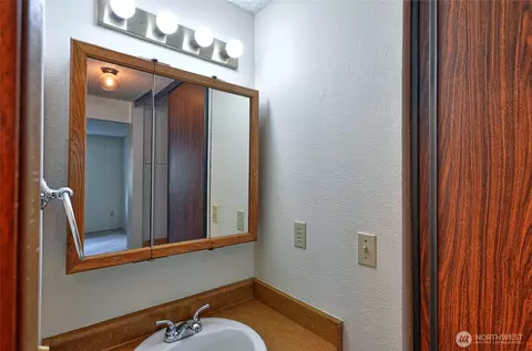 Bath - 820 E Cady Rd #E304, Everett, WA 98203 photo 1 of 3
