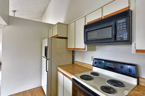 Kitchen - 820 E Cady Rd #E304, Everett, WA 98203 photo 2 of 3