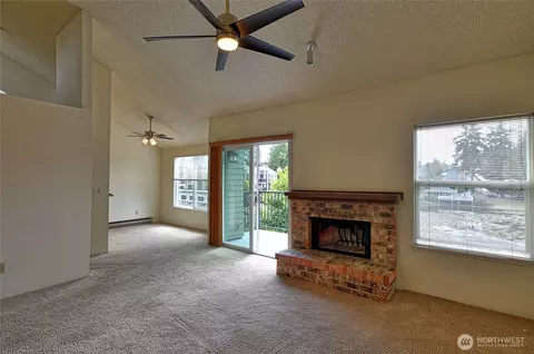 Living - 820 E Cady Rd #E304, Everett, WA 98203 photo 4 of 6