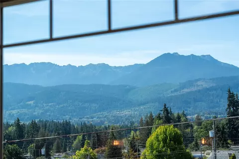 1033 W 11th St, Port Angeles, WA 98363