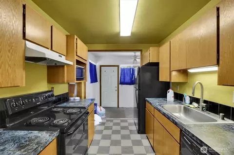 Kitchen - 1529 E Desmet, Spokane, WA 99202 photo 1 of 2