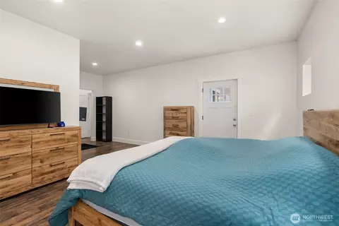 Bedroom - 104 Sequoia Ln, Onalaska, WA 98570 photo 2 of 4
