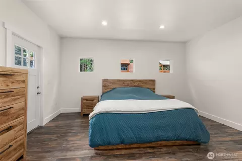 Bedroom - 104 Sequoia Ln, Onalaska, WA 98570 photo 1 of 4