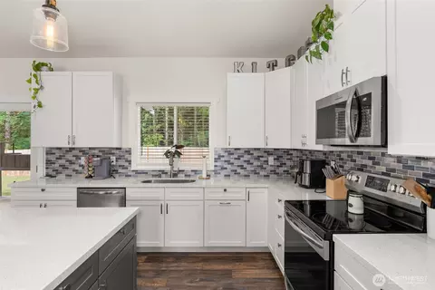 Kitchen - 104 Sequoia Ln, Onalaska, WA 98570 photo 2 of 3