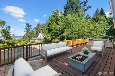 290 Parkside Dr, Camano Island, WA 98282