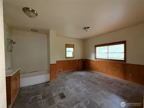 Bath - 653 E 9th St, Republic, WA 99166 photo 1 of 1