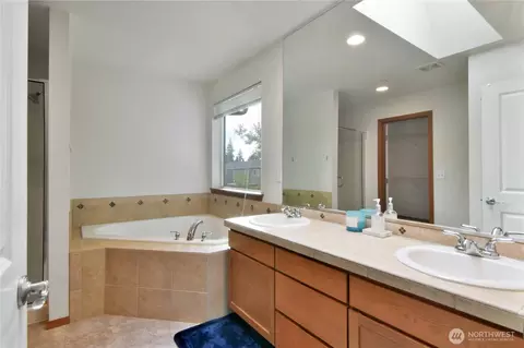 Bath - 12414 29th Pl W, Everett, WA 98204 photo 1 of 3