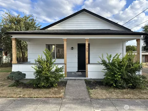 109 SW B St, Castle Rock, WA 98611