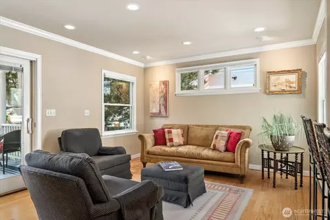 Living - 324 Juniper St, Walla Walla, WA 99362 photo 4 of 4