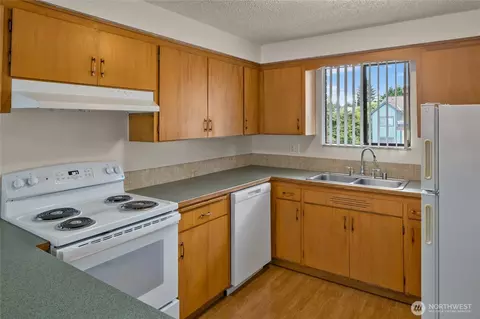 Kitchen - 2517 Howard Ave, Everett, WA 98203 photo 2 of 2