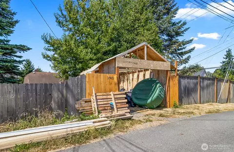Exterior - 3503 Rockefeller Ave, Everett, WA 98201 photo 4 of 9