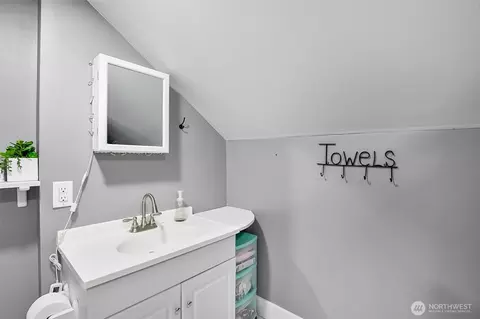 Bath - 3503 Rockefeller Ave, Everett, WA 98201 photo 3 of 4