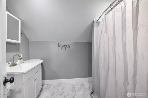 Bath - 3503 Rockefeller Ave, Everett, WA 98201 photo 2 of 4