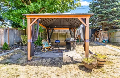 Exterior - 3503 Rockefeller Ave, Everett, WA 98201 photo 5 of 9