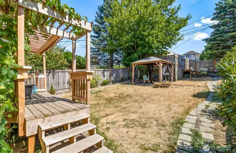 Exterior - 3503 Rockefeller Ave, Everett, WA 98201 photo 7 of 9