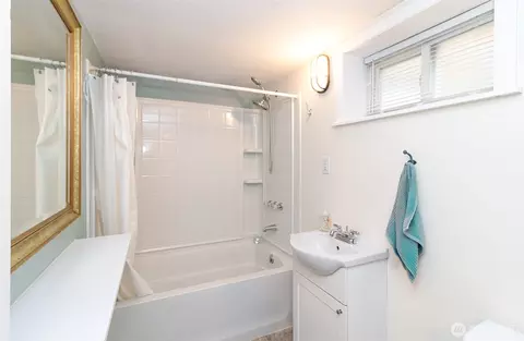 Bath - 3503 Rockefeller Ave, Everett, WA 98201 photo 4 of 4