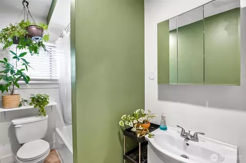 Bath - 3503 Rockefeller Ave, Everett, WA 98201 photo 1 of 4