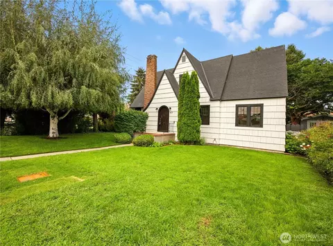 417 N Columbia St, Chelan, WA 98816