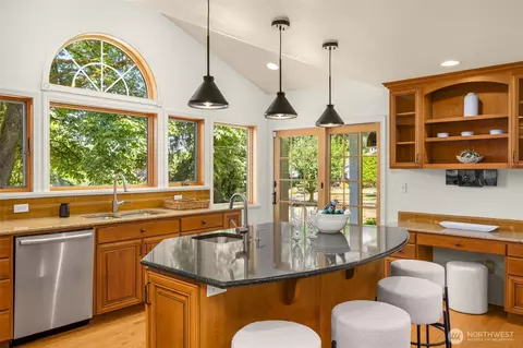 11216 E Riverside Dr, Bothell, WA 98011 photo 4