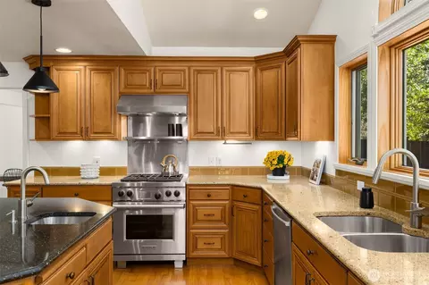 11216 E Riverside Dr, Bothell, WA 98011 photo 6