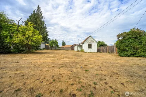 1214 14th St, Anacortes, WA 98221