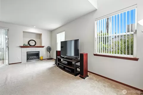 Living - 6627 Beverly Blvd #A, Everett, WA 98203 photo 1 of 2