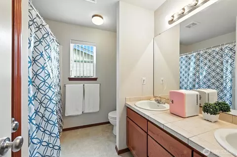 Bath - 6627 Beverly Blvd #A, Everett, WA 98203 photo 2 of 2
