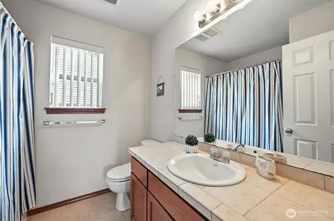 Bath - 6627 Beverly Blvd #A, Everett, WA 98203 photo 1 of 2