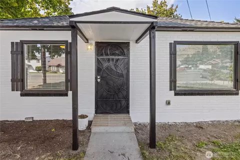 317 N Emerson St, Chelan, WA 98816