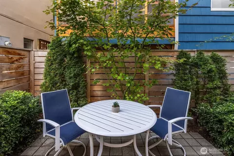 Exterior - 724 Belmont Pl E, Seattle, WA 98102 photo 2 of 5
