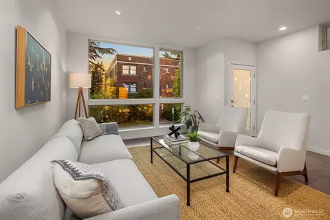 Living - 724 Belmont Pl E, Seattle, WA 98102 photo 2 of 3