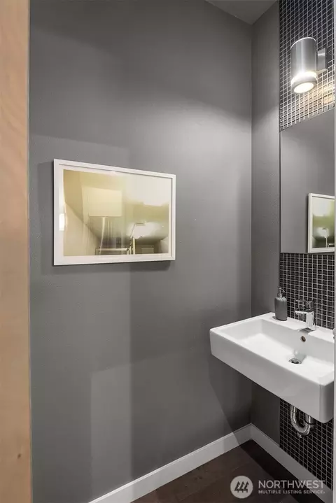 Bath - 724 Belmont Pl E, Seattle, WA 98102 photo 1 of 5
