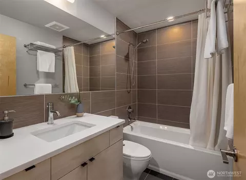 Bath - 724 Belmont Pl E, Seattle, WA 98102 photo 5 of 5