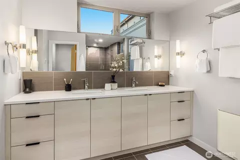 Bath - 724 Belmont Pl E, Seattle, WA 98102 photo 3 of 5