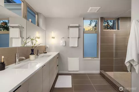 Bath - 724 Belmont Pl E, Seattle, WA 98102 photo 2 of 5