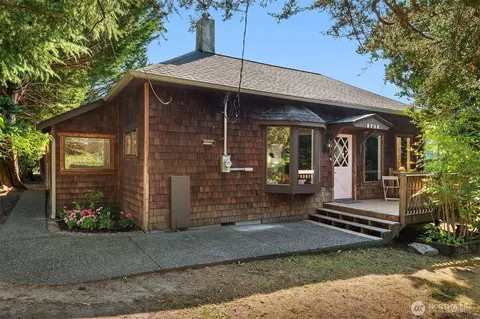 9705 SW Burton Dr, Vashon, WA 98070