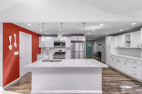 Kitchen - 606 Morgan Rd, Everett, WA 98203 photo 3 of 5