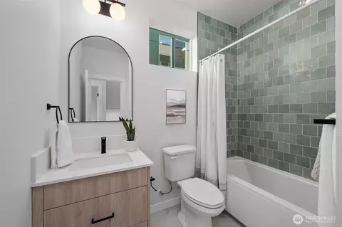 Bath - 730 C Broadway E #C, Seattle, WA 98102 photo 1 of 3