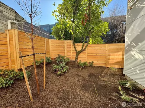 Exterior - 730 C Broadway E #C, Seattle, WA 98102 photo 4 of 7