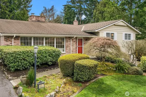 9617 NE 32nd St, Clyde Hill, WA 98004