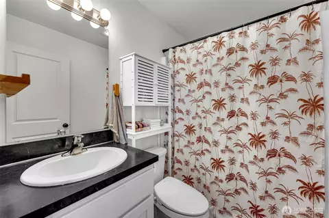 Bath - 502 Cardinal Ave, Winlock, WA 98596 photo 1 of 2