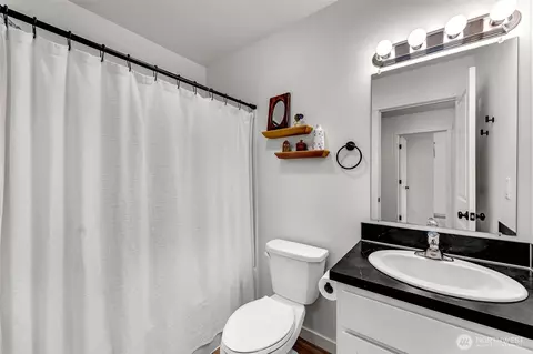 Bath - 502 Cardinal Ave, Winlock, WA 98596 photo 2 of 2