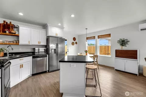 Kitchen - 502 Cardinal Ave, Winlock, WA 98596 photo 1 of 5