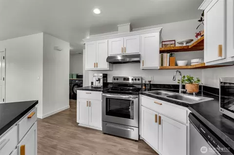 Kitchen - 502 Cardinal Ave, Winlock, WA 98596 photo 3 of 5