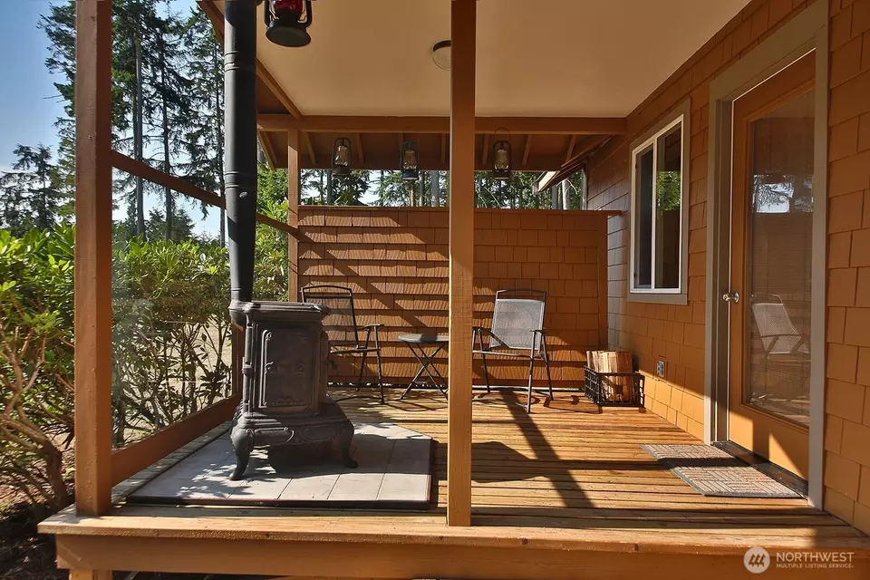 Exterior - 381 Lake Hancock Dr, Coupeville, WA 98239 photo 10 of 17