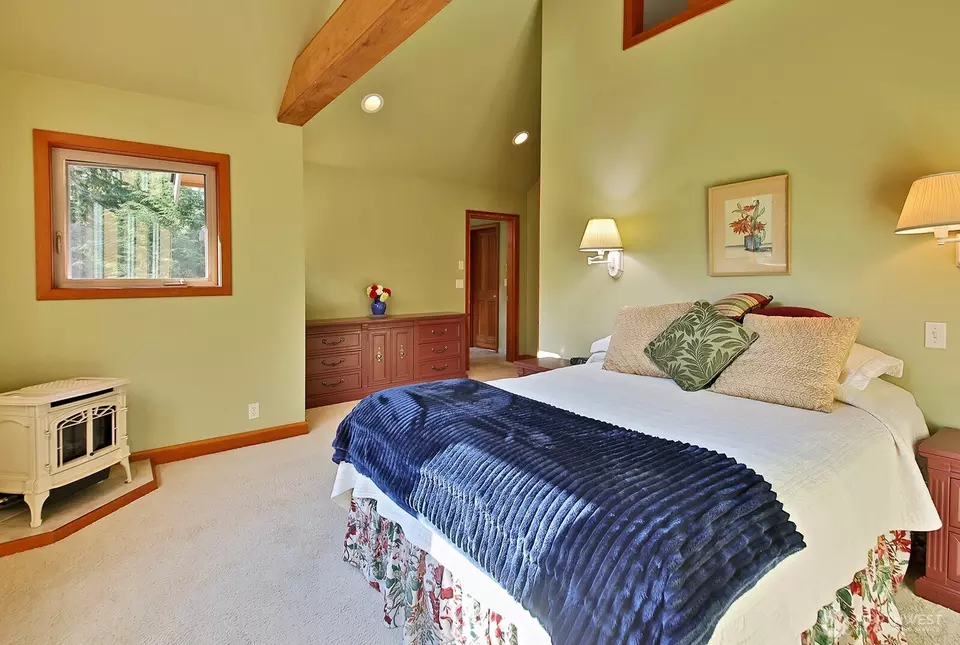 Bedroom - 381 Lake Hancock Dr, Coupeville, WA 98239 photo 2 of 4