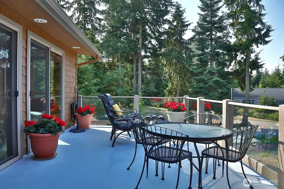 Exterior - 381 Lake Hancock Dr, Coupeville, WA 98239 photo 4 of 17